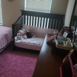 Baby Unisex Crib - Hardly Used 4-in-1