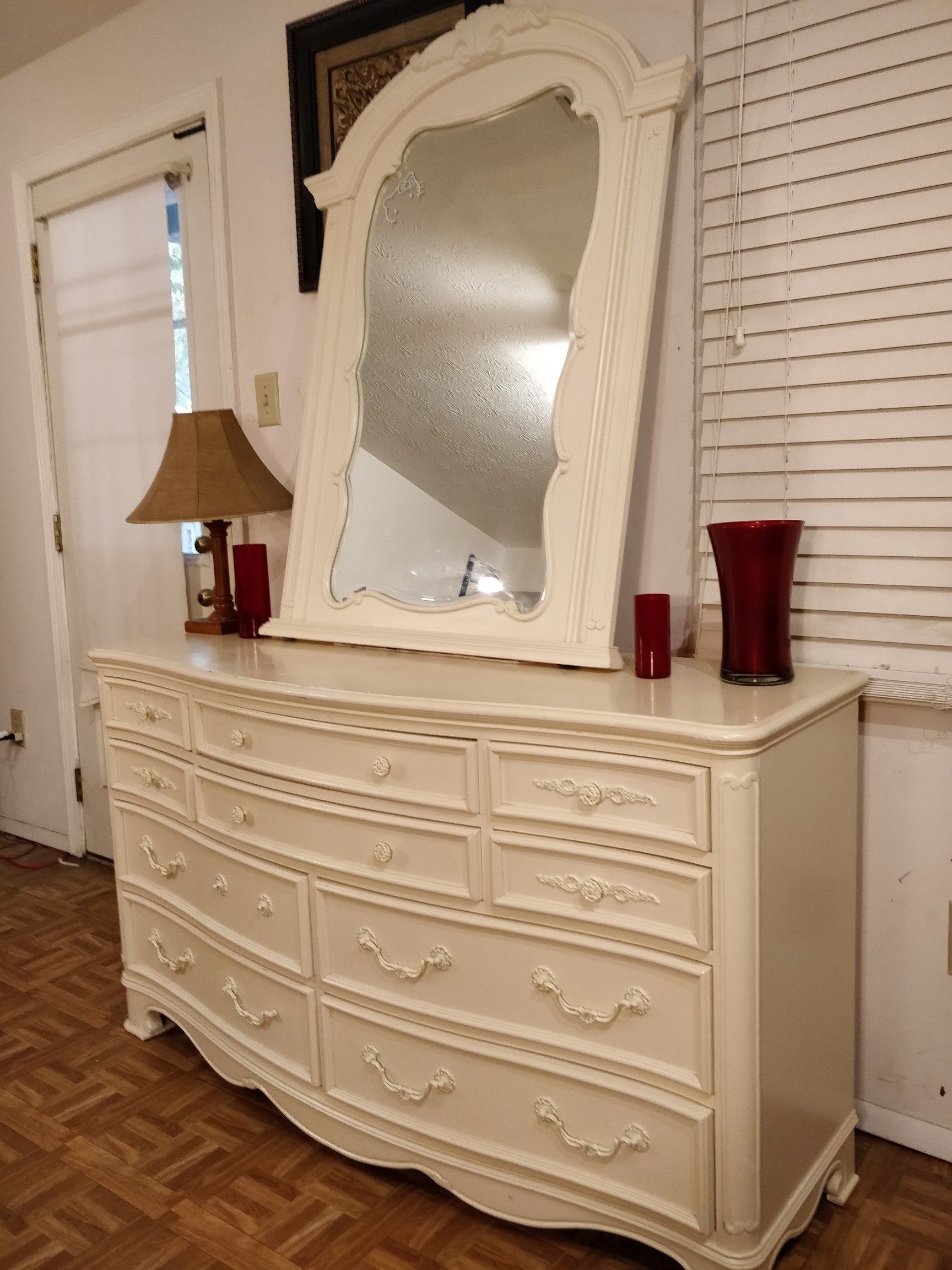 Nice solid wood dresser with 10 drawers and mirror in very good condition, all drawers sliding smoothly. L58"*W19.2"*H33"