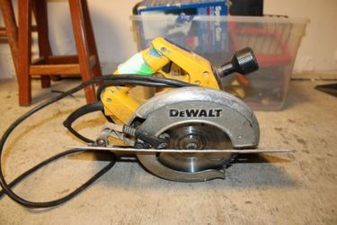 DeWalt DW364 7-1/4" Circular Saw – Works Great