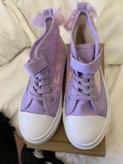 New In Box Hugrain Brand Girls Sneakers. 