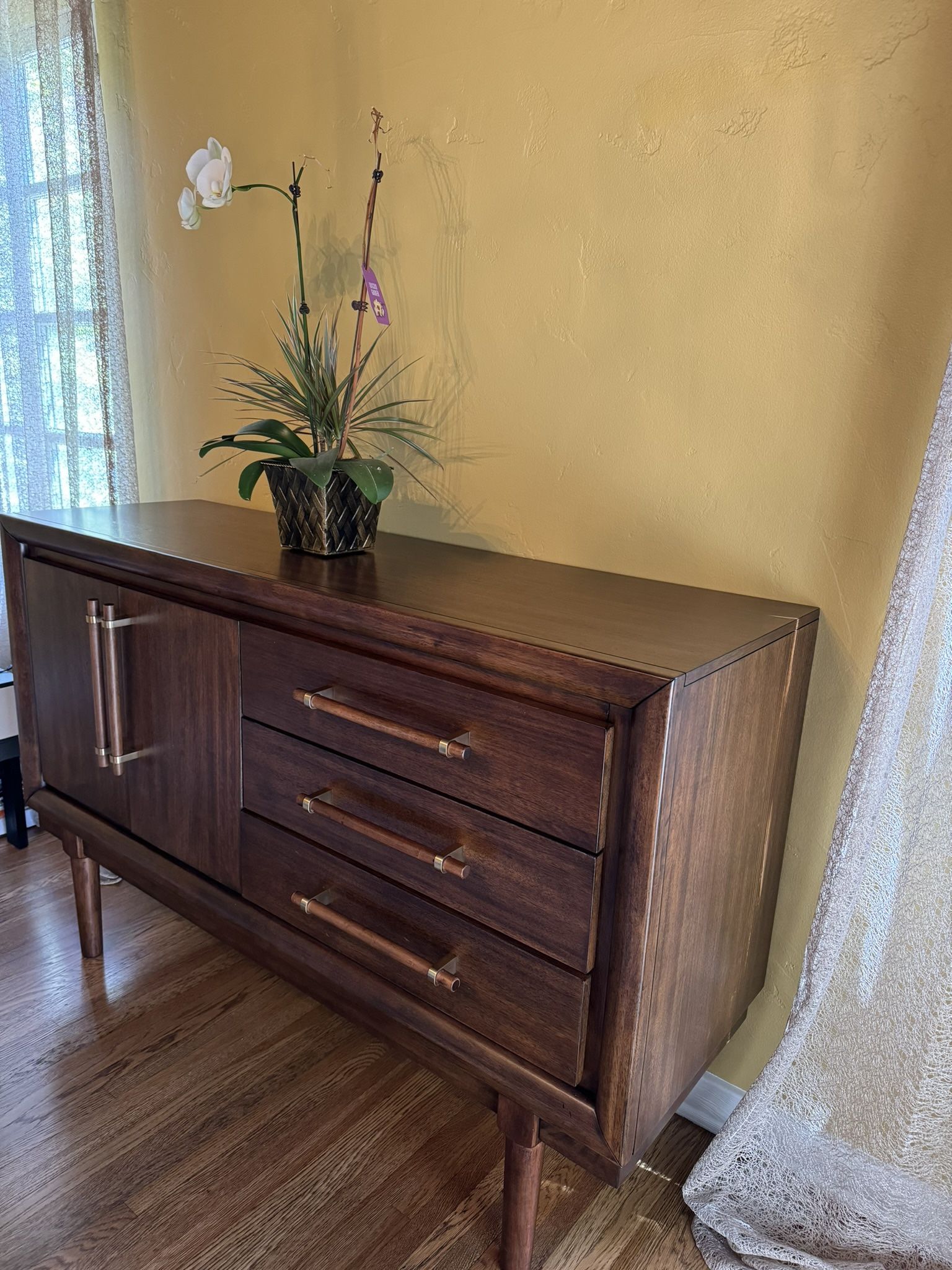 Credenza /Buffet /Server