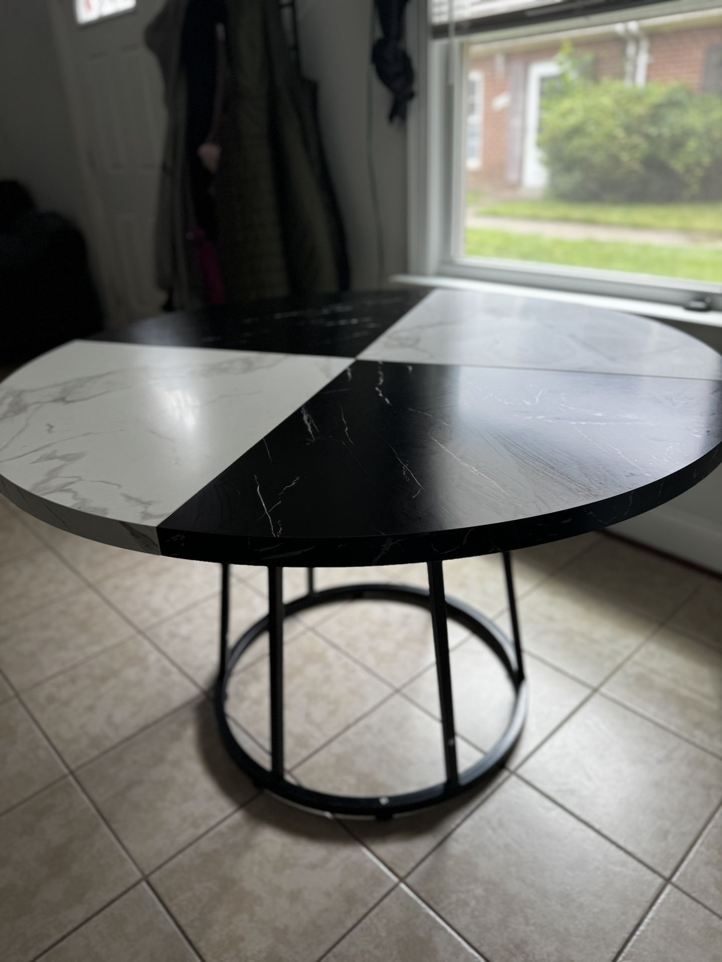 Round Dinning room Table 
