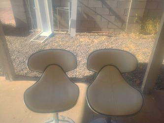 White adjustable bar stools in great condition backside has a couple small little wears other than that they're in great condition they work fine just