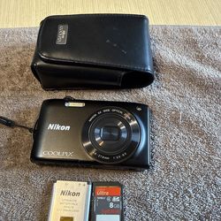 Mint Nikon Coolpix S3300 Black 16MP Digital Camera 6x Zoom Compact - Black with battery and 8 GB memory card and bag. No charger.