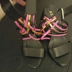 Ashro size 7M Women's heel's. Multi color open toe strappy Matching Purse Available