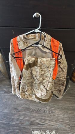 Desert military pants and long alive shirt and orange vest