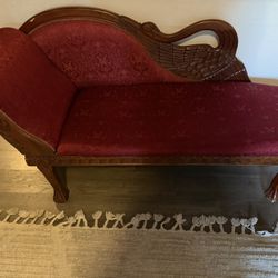 📍Vintage Carved Chaise Lounge – Ornate Swan Detail – Perfect for Photoshoots
