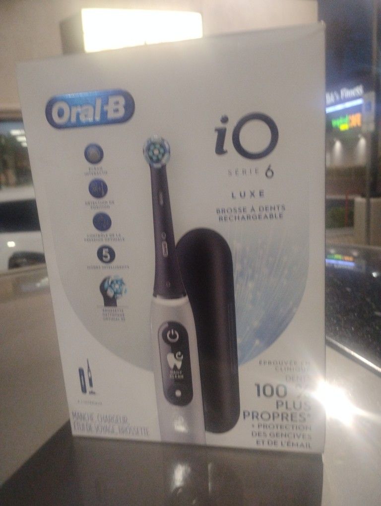 Oral b . Toothbrush. IO Lux SERIES 6 *new***
