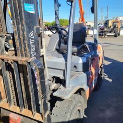2016 Toyota 8FDU30 - 6,000 # Pound Diesel Warehouse Forklift