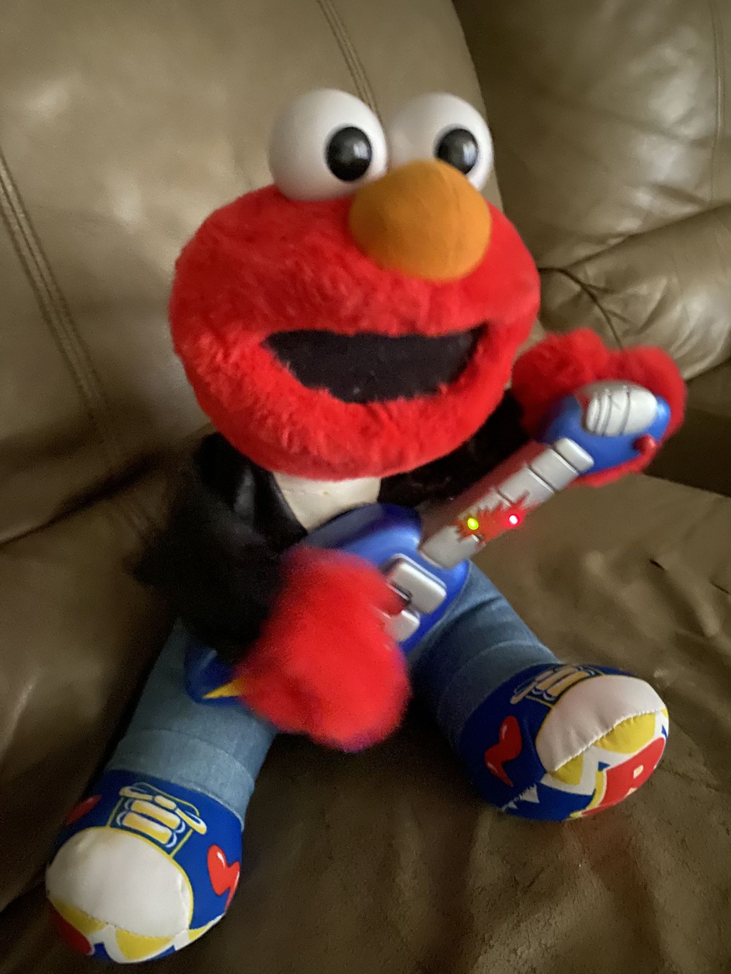 Vintage Rock N Roll Elmo w/ Guitar Plays Music And Shakes Works Great Tyco 1998