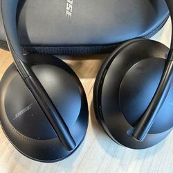 Bose Noise Cancelling Headphones 700 — Like New! 