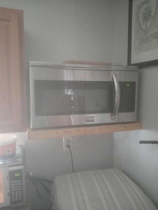 Big Microwave Has Built-in Fan And Life Can Go Above Stove
