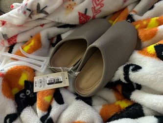 Woman’s shoes size 5