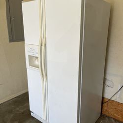 Whirlpool Refrigerator with Icemaker and Water Dispenser