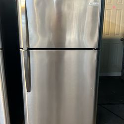 30”in wide Frigidare frige use like new perfect working and warranty