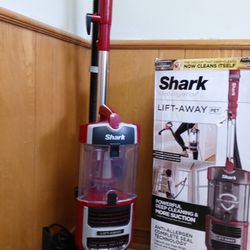 Shark  ZU561 Navigator Lift Away Speed Lightweight Self Cleaning Brushroll.