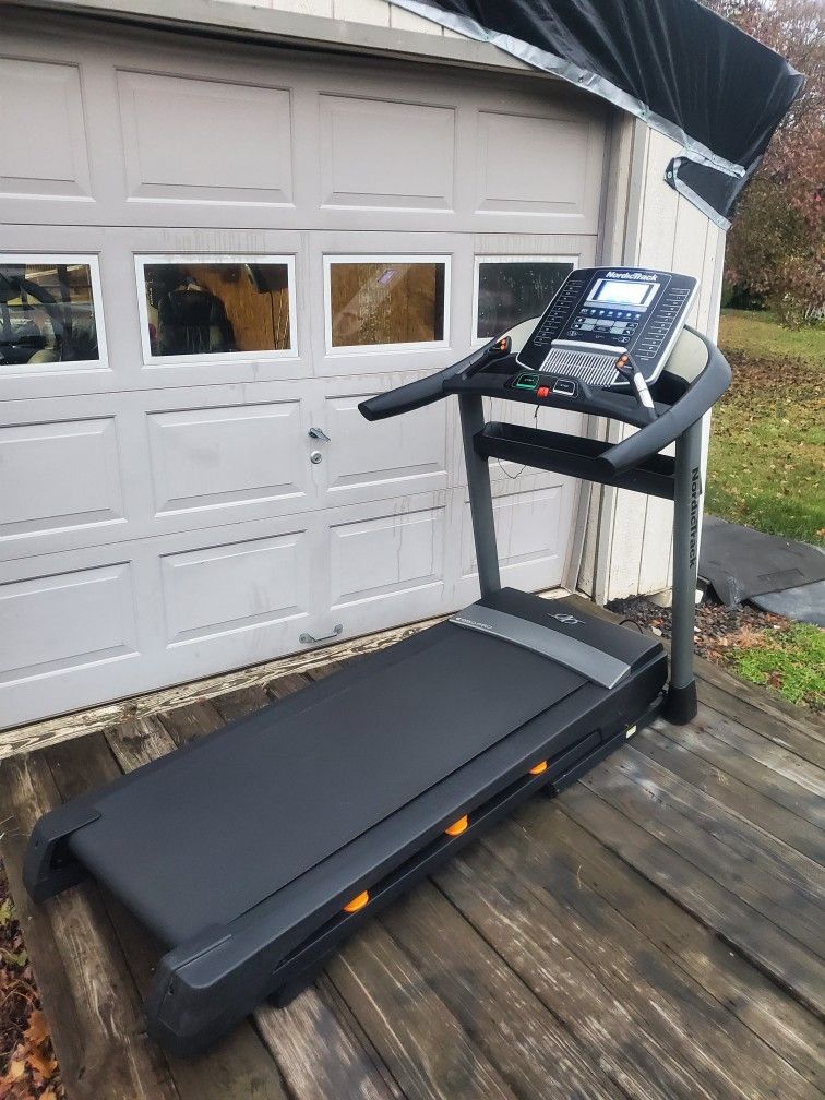 Nordictrack C950 Pro Treadmill LOCAL DELIVERY AVAILABLE