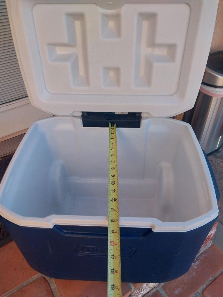 50QT COLEMAN COOLER IN GREAT CONDITION 