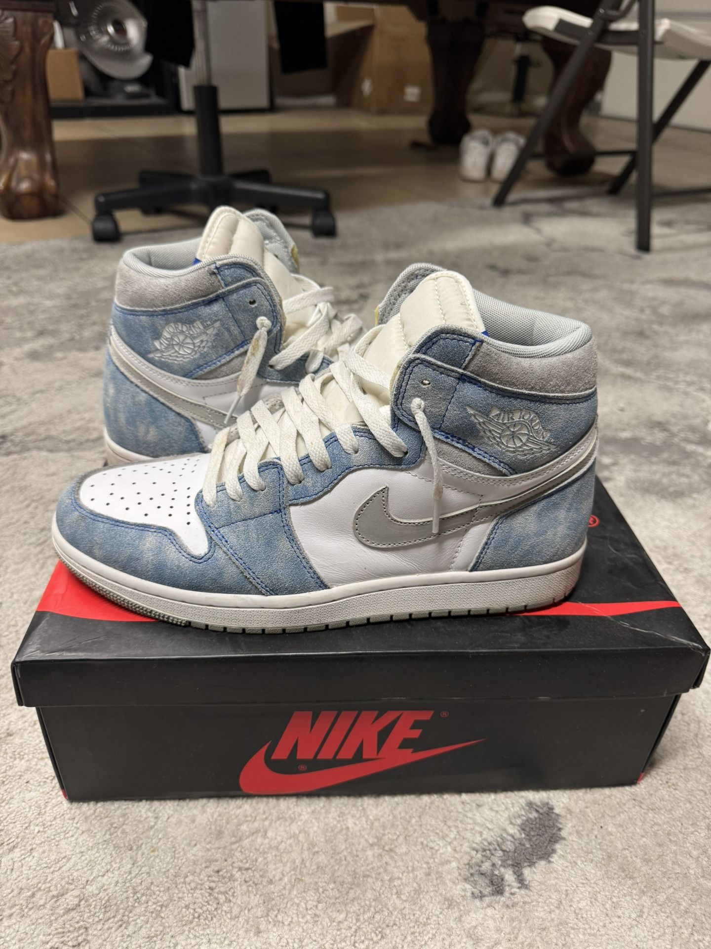 Air Jordan 1 Hyper Royal