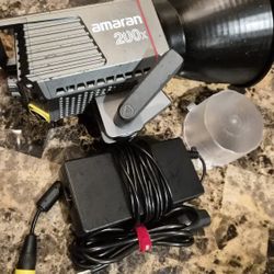 Aperture 200x Continuous Video Light