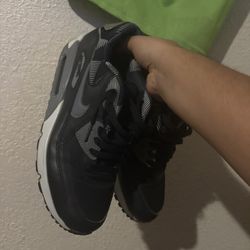 Air maxes size 8.5 men’s