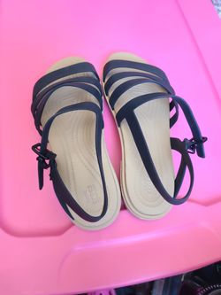 Crocs size W 7