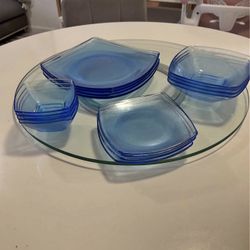 04 plates, 04 small plates, 04 soup bowls and 04 salad bowls.