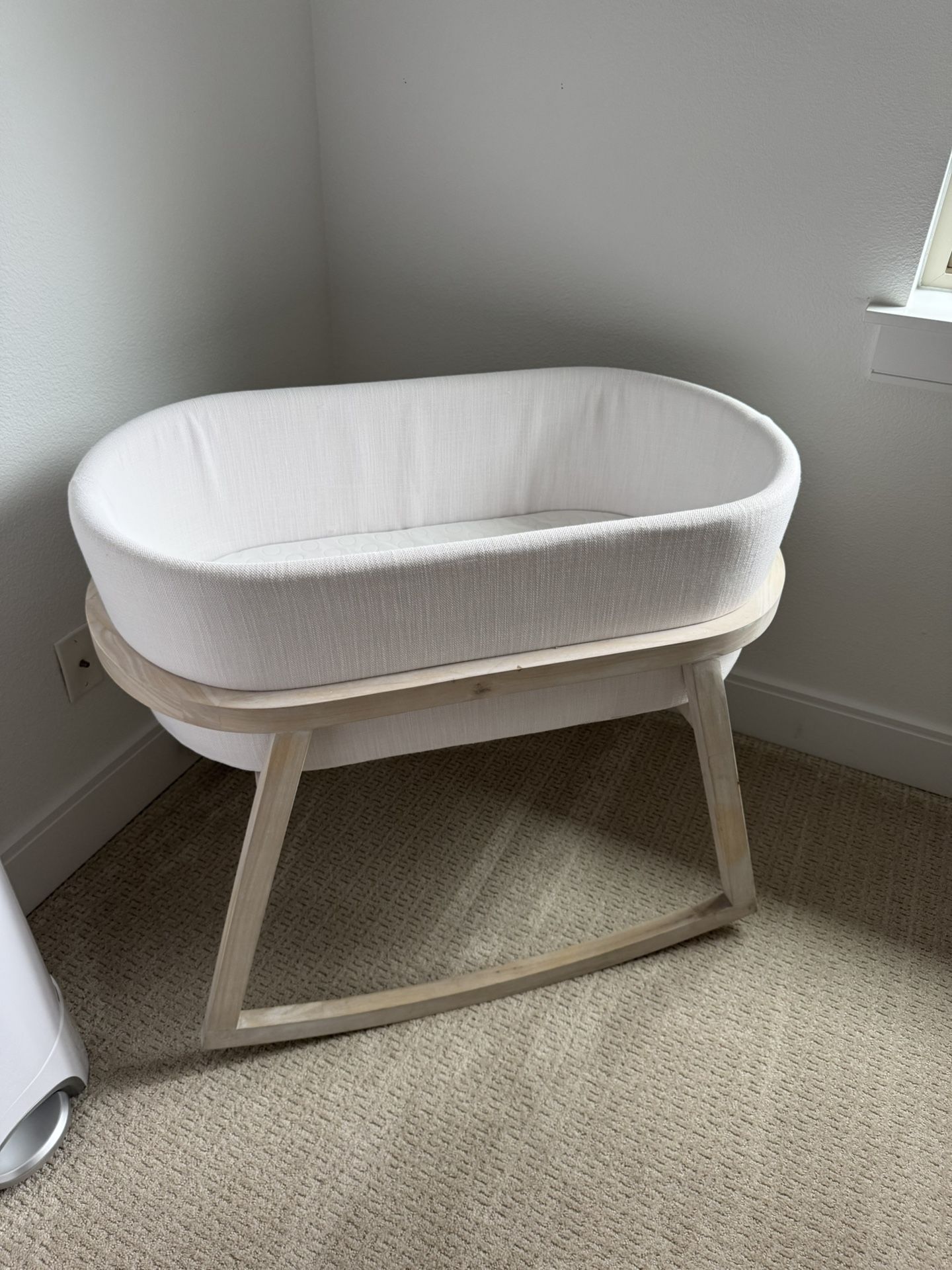RH - CADEN BASSINET - WEATHERED WHITE