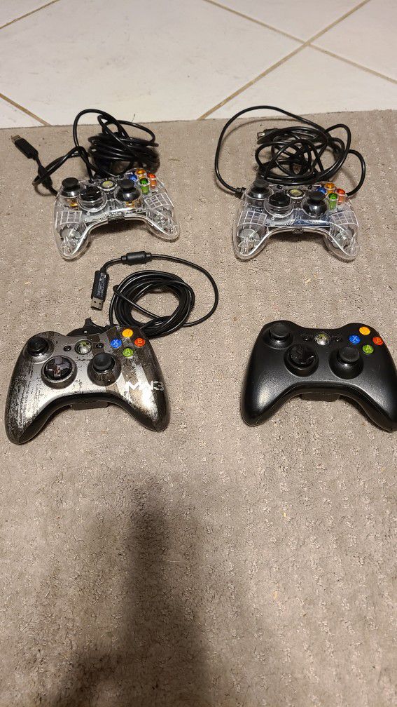 Xbox 360 controllers (4)