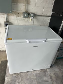Hotpoint Chest Freezer White 8.8 cu ft