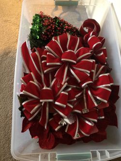 Se venden 5 moños rojos para navidad son grandes