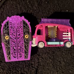 Vampirina Rock N’ Jam Touring Van & Monster High Coffin Locker