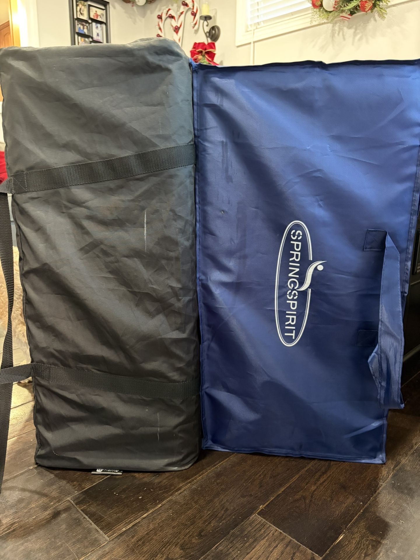 4 Moms Breeze Play-yard, Mattress and sheet Color Grey