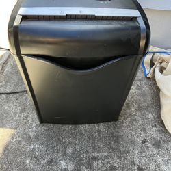 Amazon Basics Paper Shredder