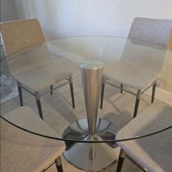 Dinning Table And Chairs 