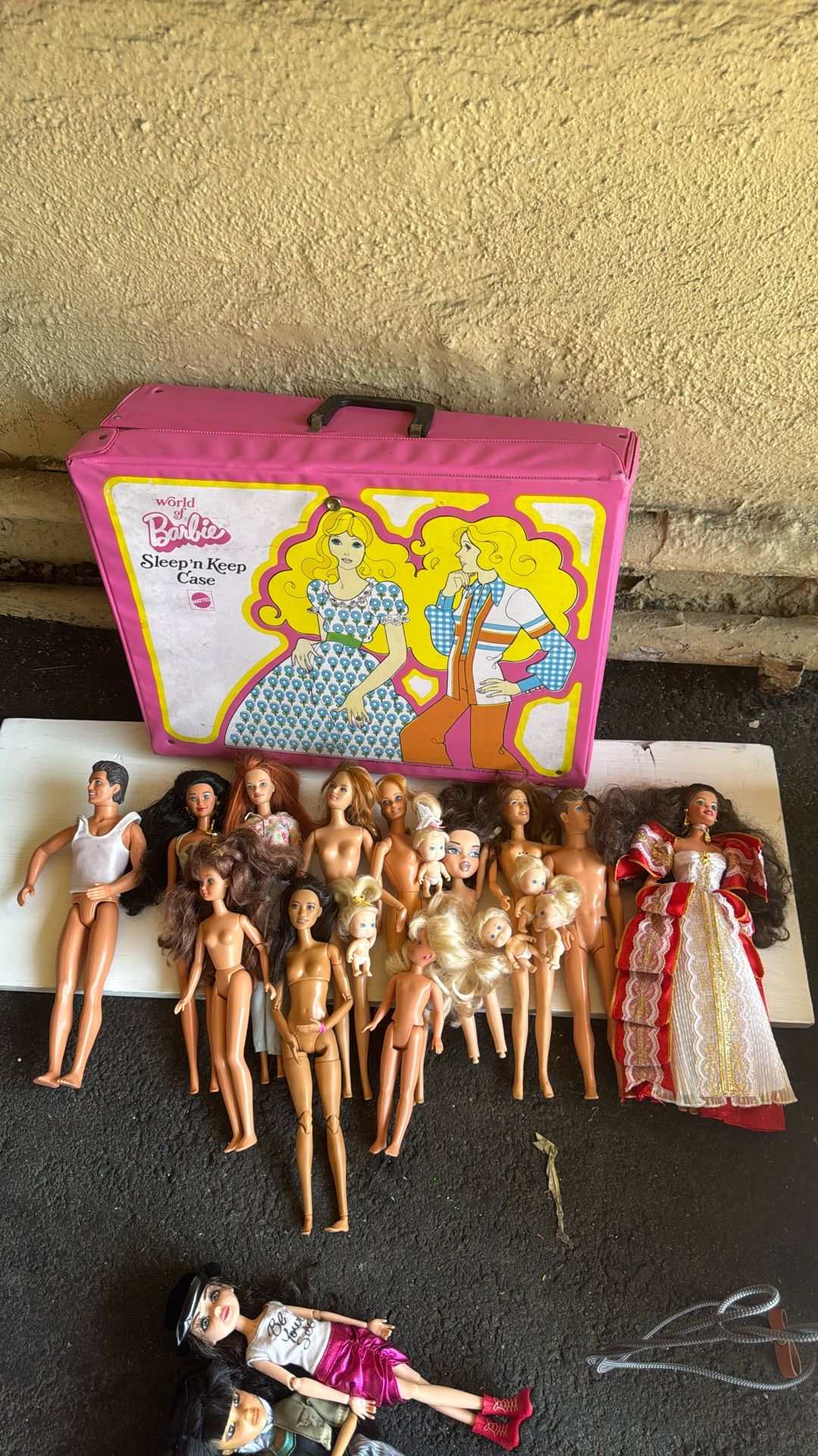 lot of old barbies and Clóset