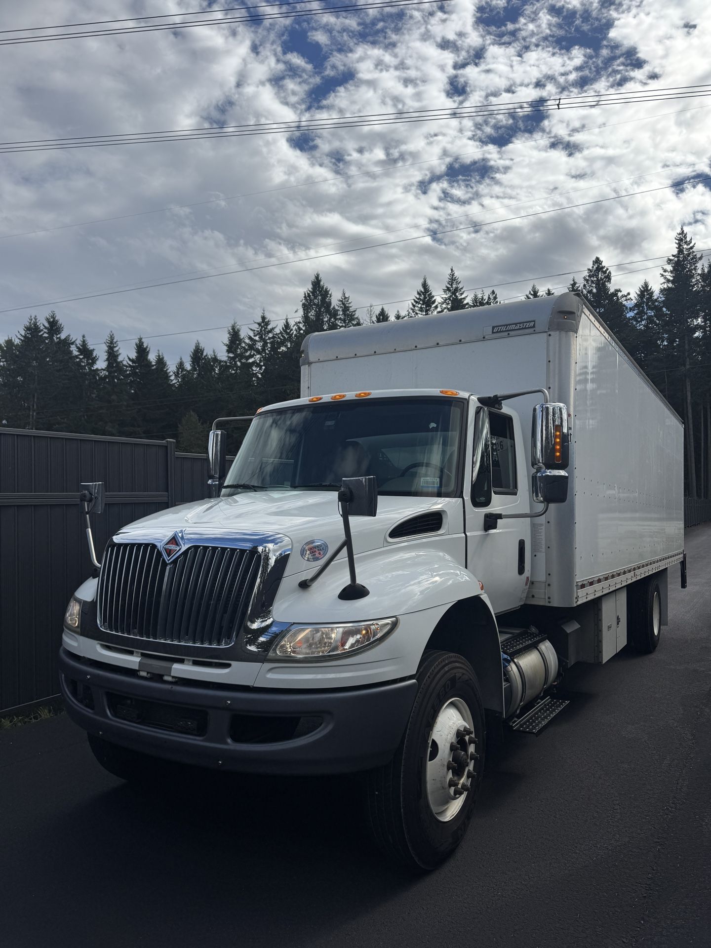 2019 International Durastar 4300 26FT Box Truck 6.7 Turbo Diesel Cummins Fully Loaded Owners Package