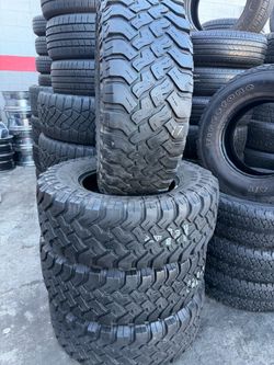 LT 285/70/R17 marca FALKEN las 4 llantas usadas instaladas y balanceadas