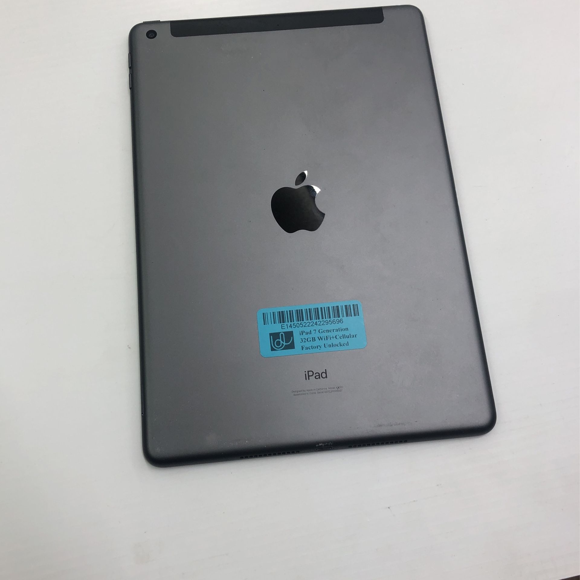 iPad 7th Generation With 32GB Wi-Fi and cellular factory unlocked Clean Like New With Accessories Included
