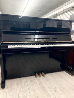 Refurbished like new Yamaha U1 Upright Piano Free delivery and tuning