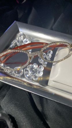 Millionaire Celebrity Glasses “Look Like Money” One (1) Unisex wooden frame with sparkling lab, diamond ice trim. Comes with a white protective case f