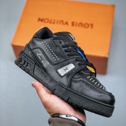 A pair of fashionable and versatile shoes