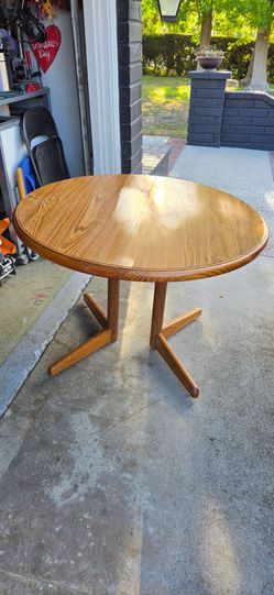 Round Oak Pedestal Dining Table.