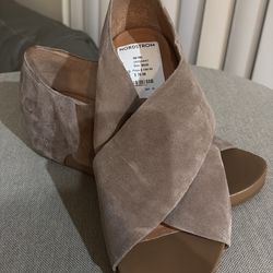 Gentle souls, brown light, wedge and size 8.