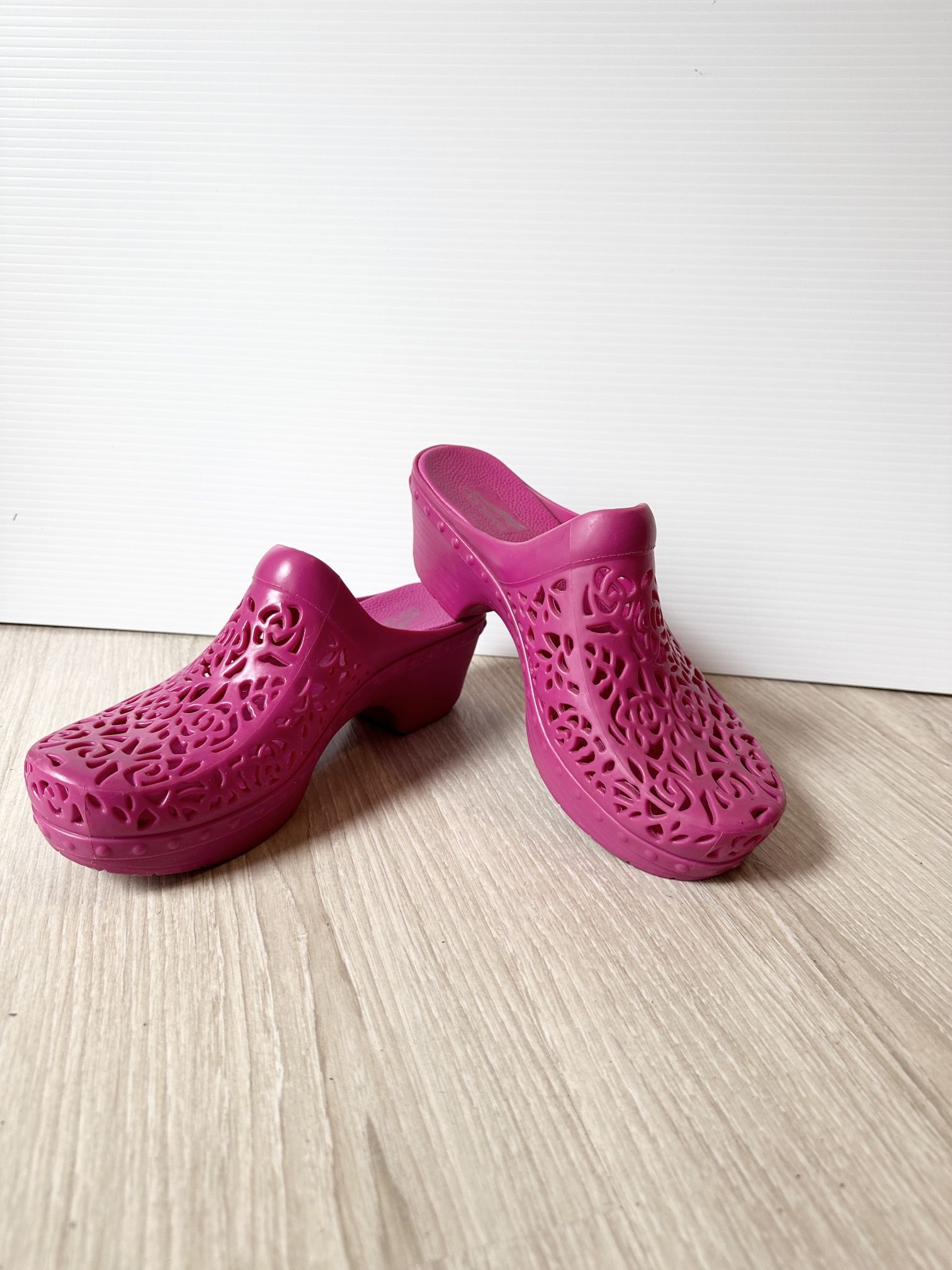 Pink clogs dansko clearance
