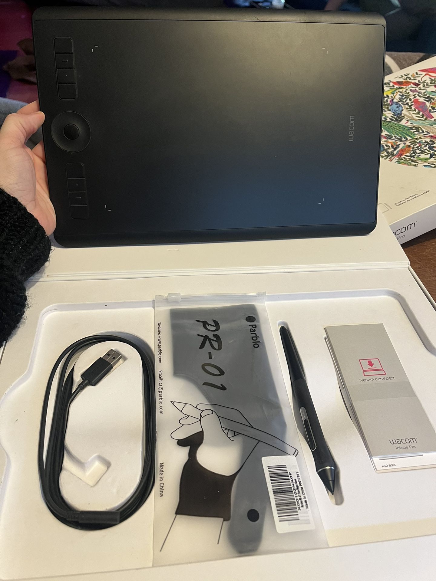 Wacom Intuos Pro Medium (Bluetooth) – Professional Graphic Drawing Tablet – Black