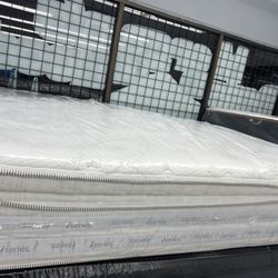 KING SIZE SERTA ISERIES PILLOW TOP MATTRESS & BOX SPRINGS BED SET
