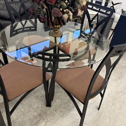 TABLE WITH FOUR CHAIRS AND RACK 