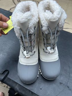 Snow boot size one brand new