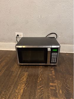 Hamilton Beach 0.9 Cu ft Countertop Microwave Oven, 900 Watts,